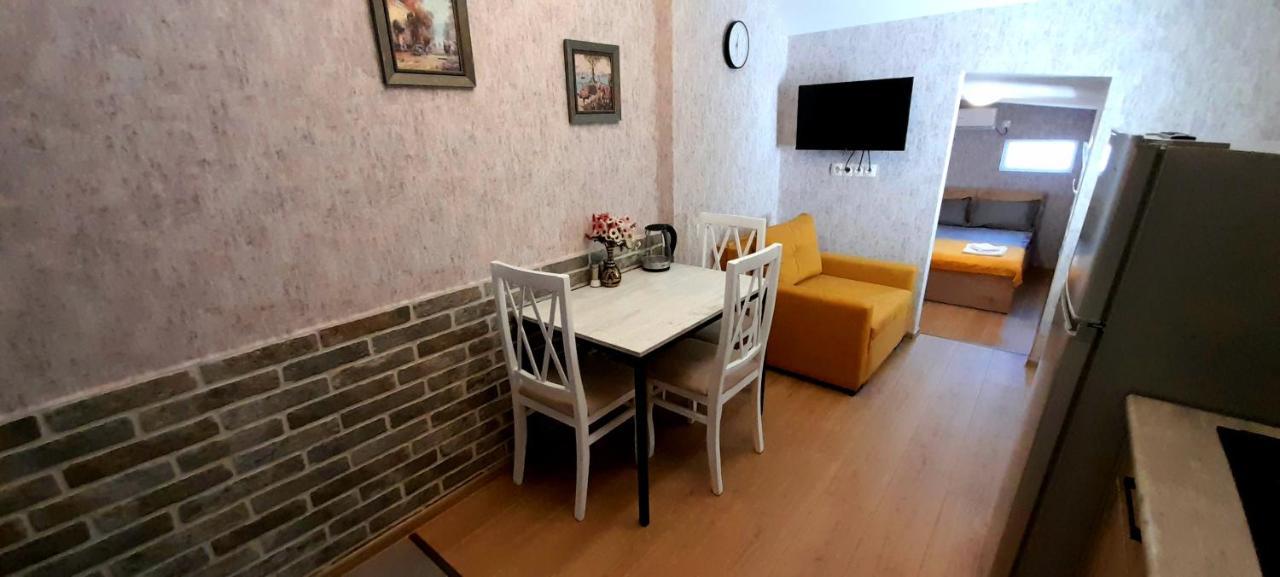 Yellow Apartment Tbilisi Exterior photo