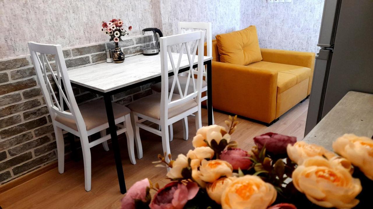 Yellow Apartment Tbilisi Exterior photo